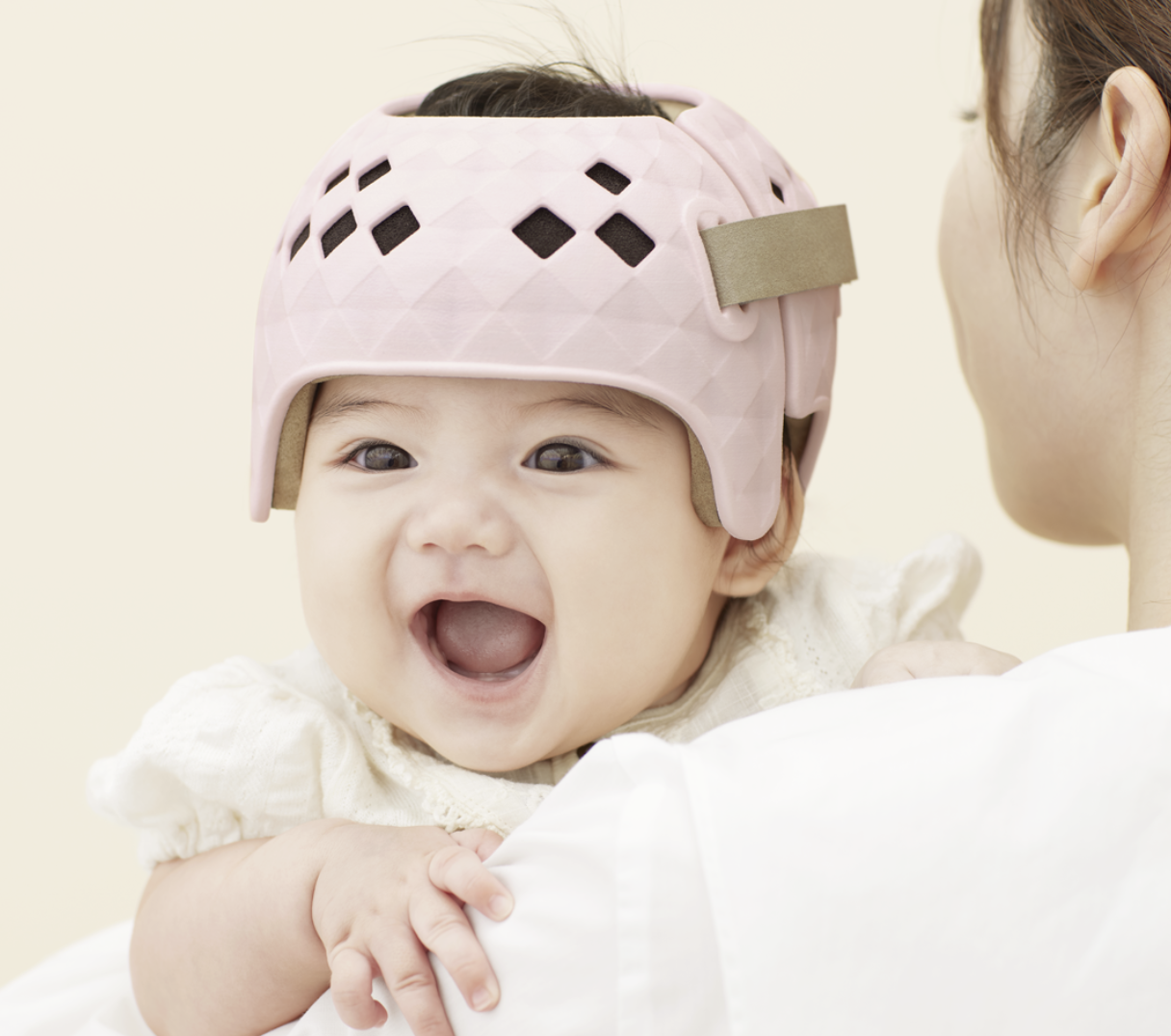 ヘルメット治療をしている赤ちゃんの画像