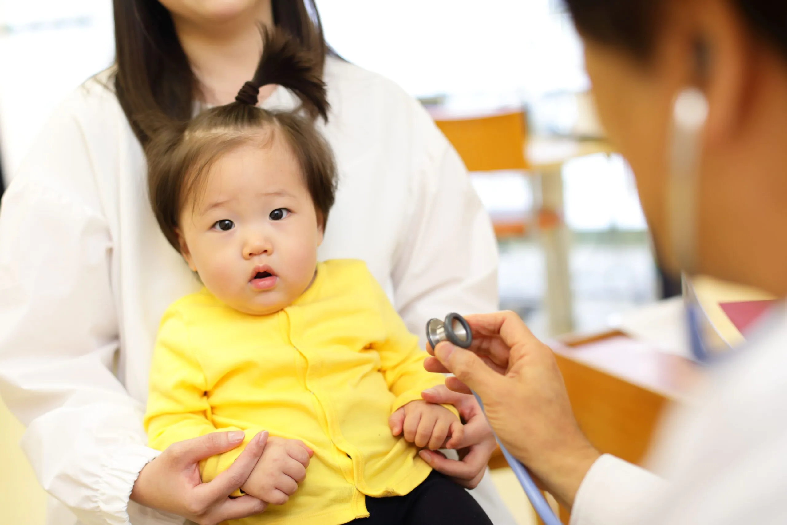 診察を受ける子ども