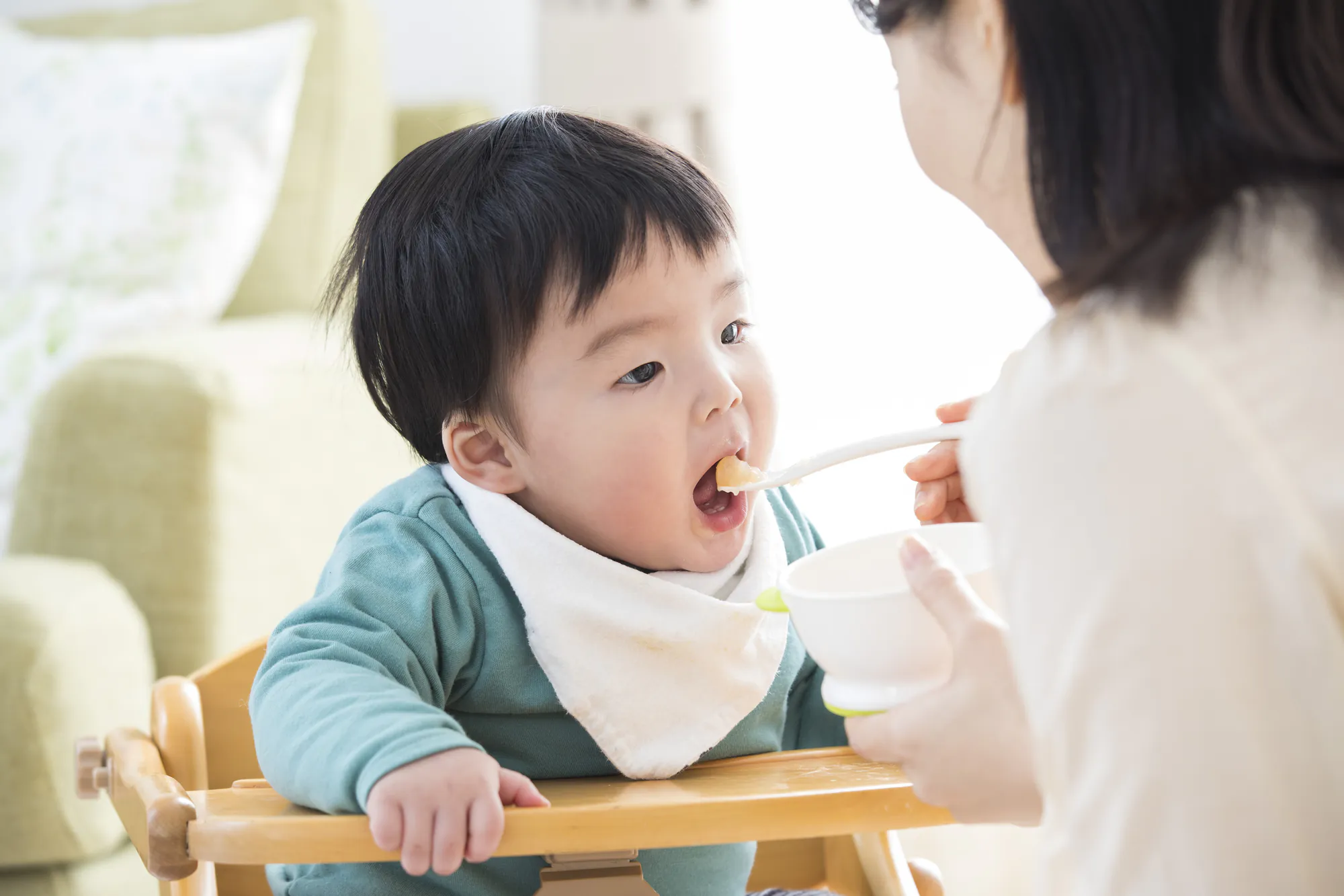 ご飯を食べる子ども