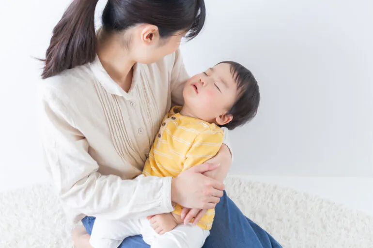 お母さんに抱えられる子ども