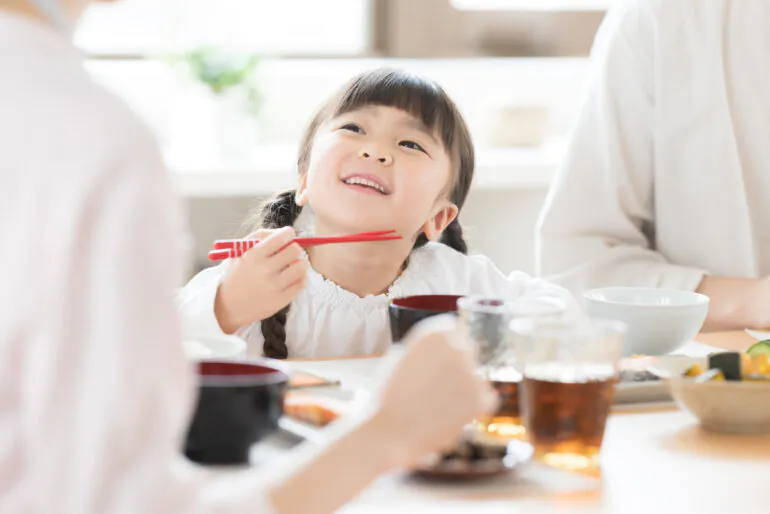 ご飯を食べる子ども